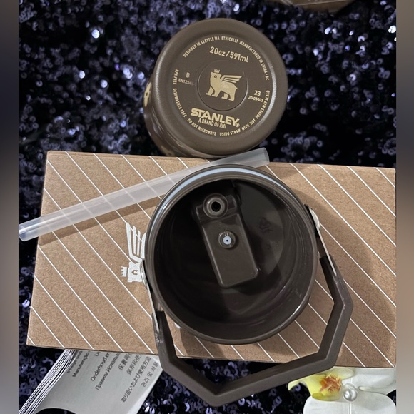 Stanley Luxurious Brown and Gold Tumbler - Picture 4 of 5